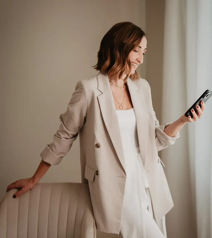 Olga Weber schaut lächelnd aufs Handy